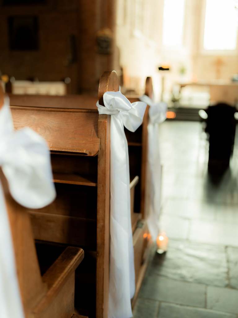 Decoratie in de kerk voor trouwerij of bruiloft in Nederland met live muziek